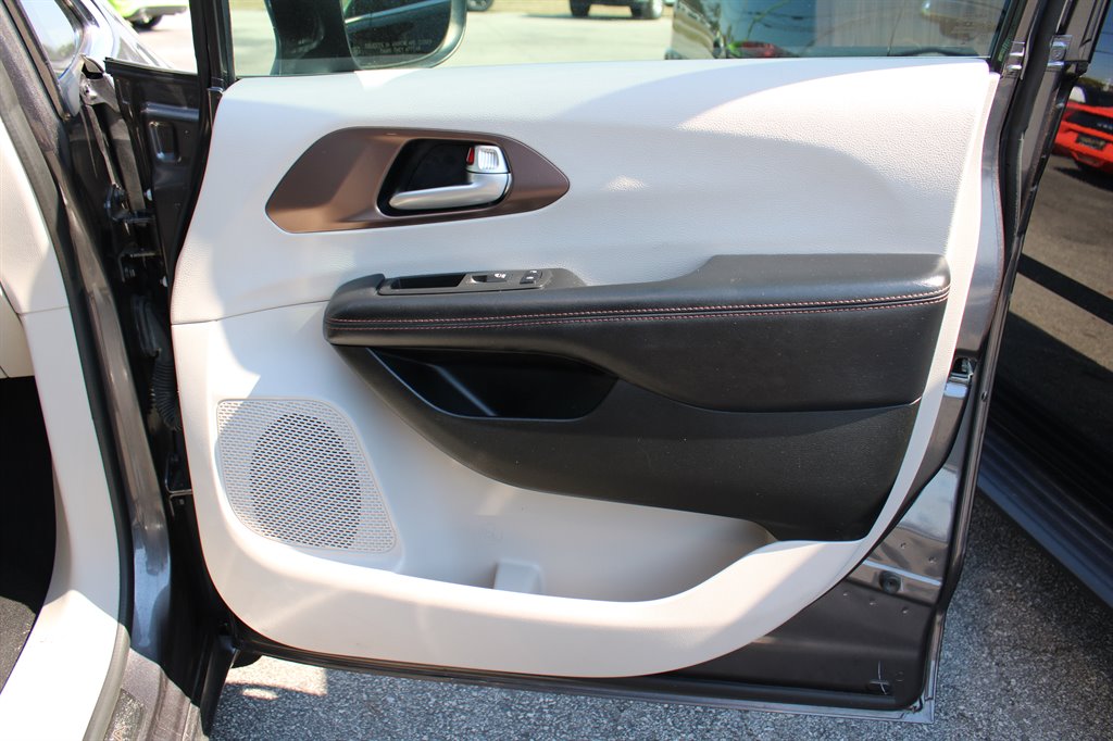 2019 Chrysler Pacifica L photo