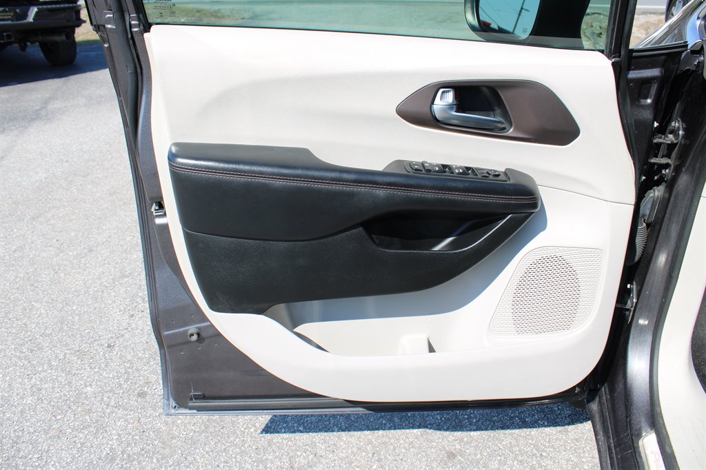 2019 Chrysler Pacifica L photo
