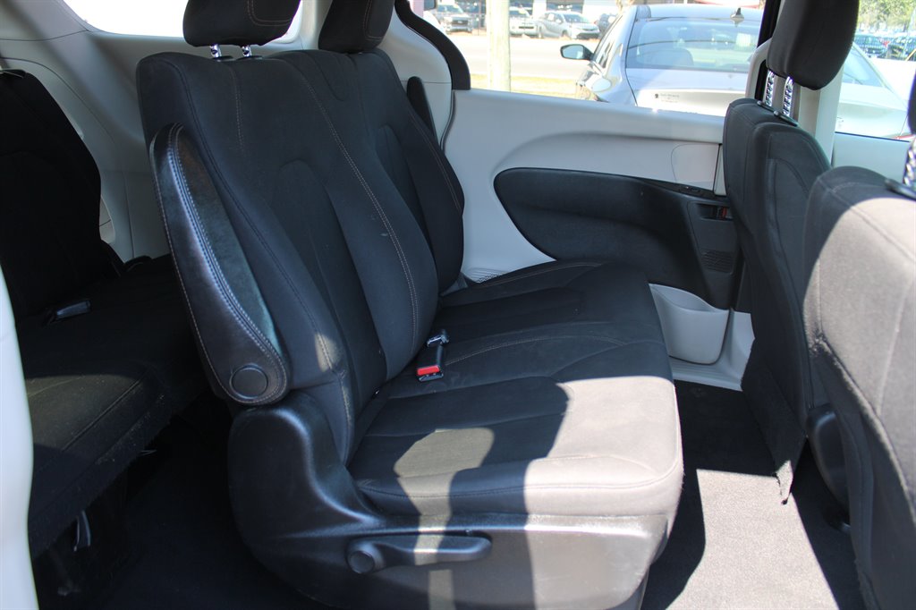 2019 Chrysler Pacifica L photo
