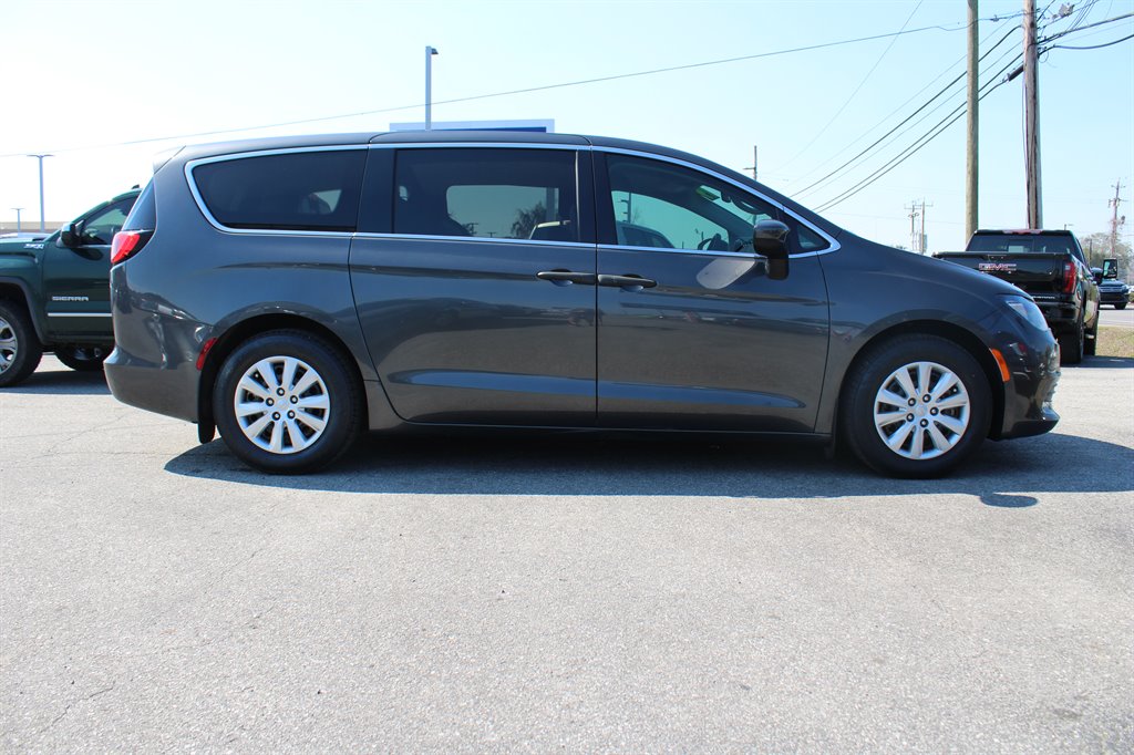 2019 Chrysler Pacifica L photo