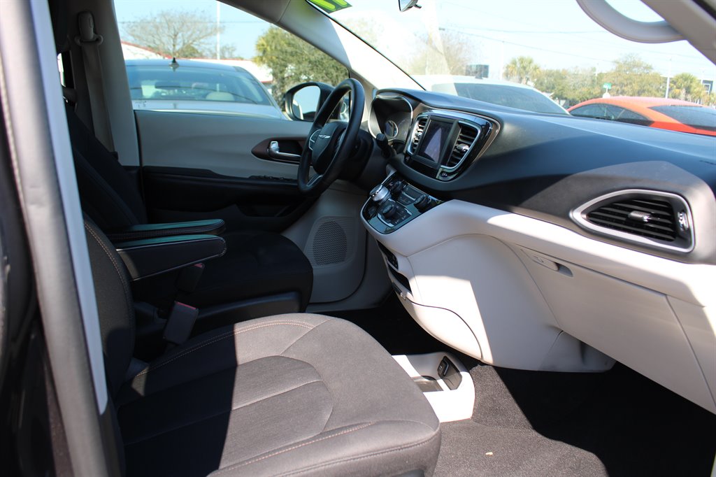 2019 Chrysler Pacifica L photo