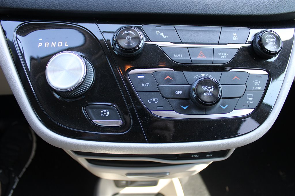 2019 Chrysler Pacifica L photo