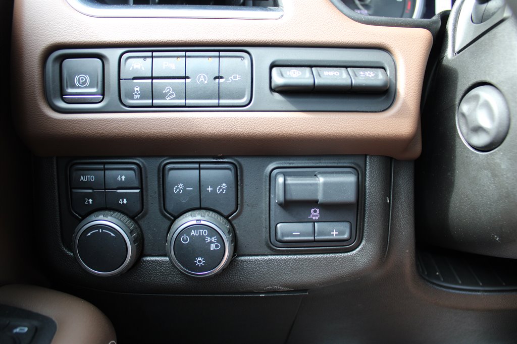 2021 Chevrolet Suburban 1500 High Country photo
