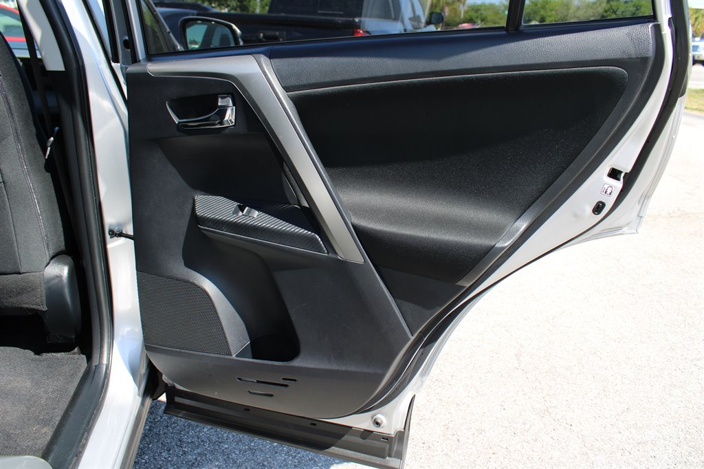 2014 Toyota RAV4 XLE photo