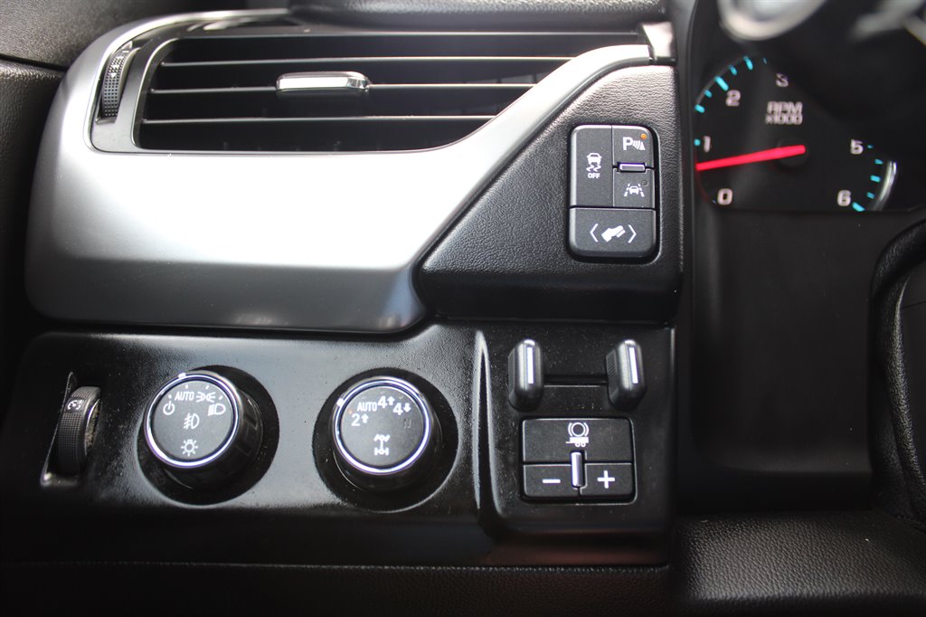 2017 Chevrolet Suburban 1500 LT photo