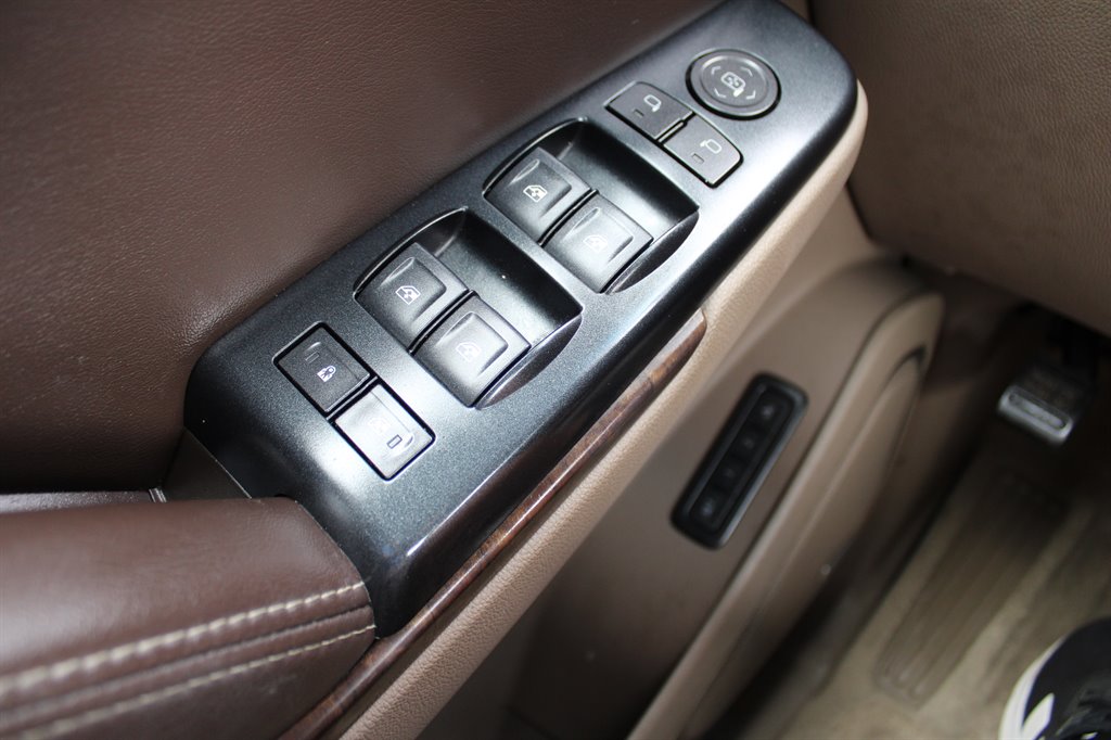 2015 Chevrolet Suburban LT 1500 photo