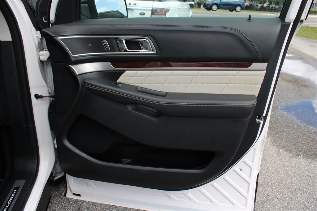 2016 Ford Explorer Platinum photo
