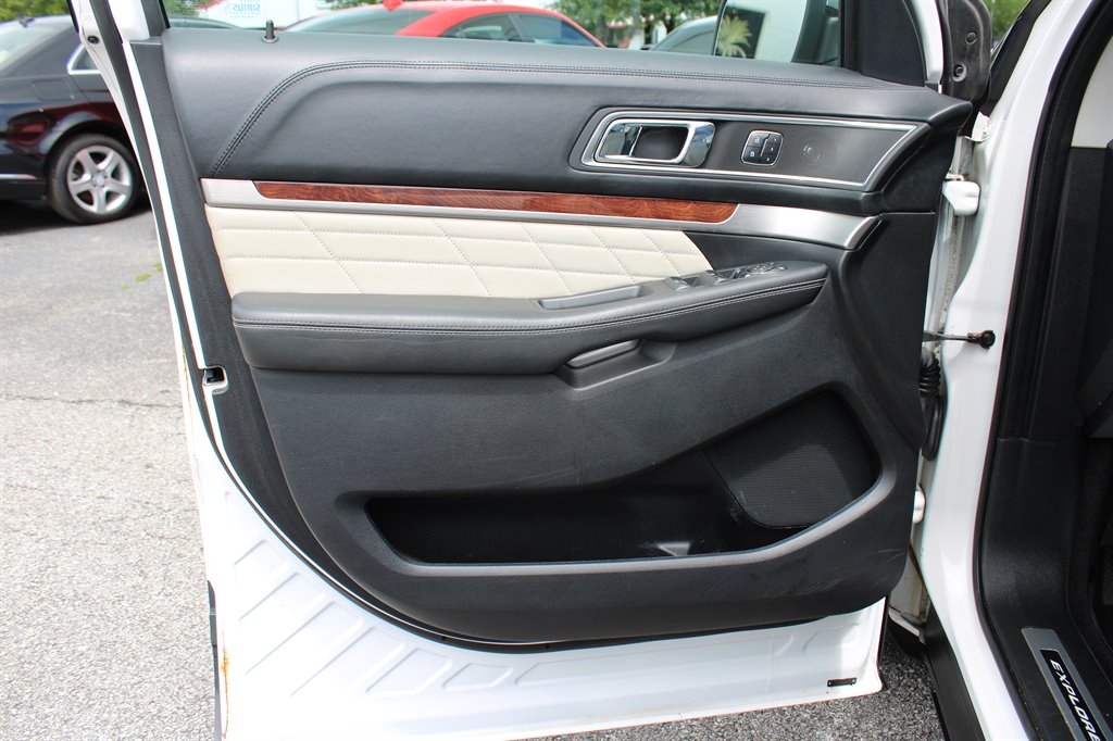 2016 Ford Explorer Platinum photo