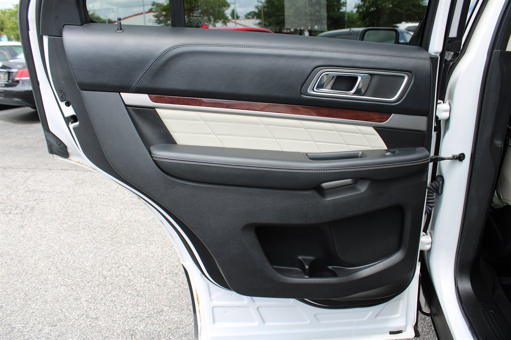 2016 Ford Explorer Platinum photo