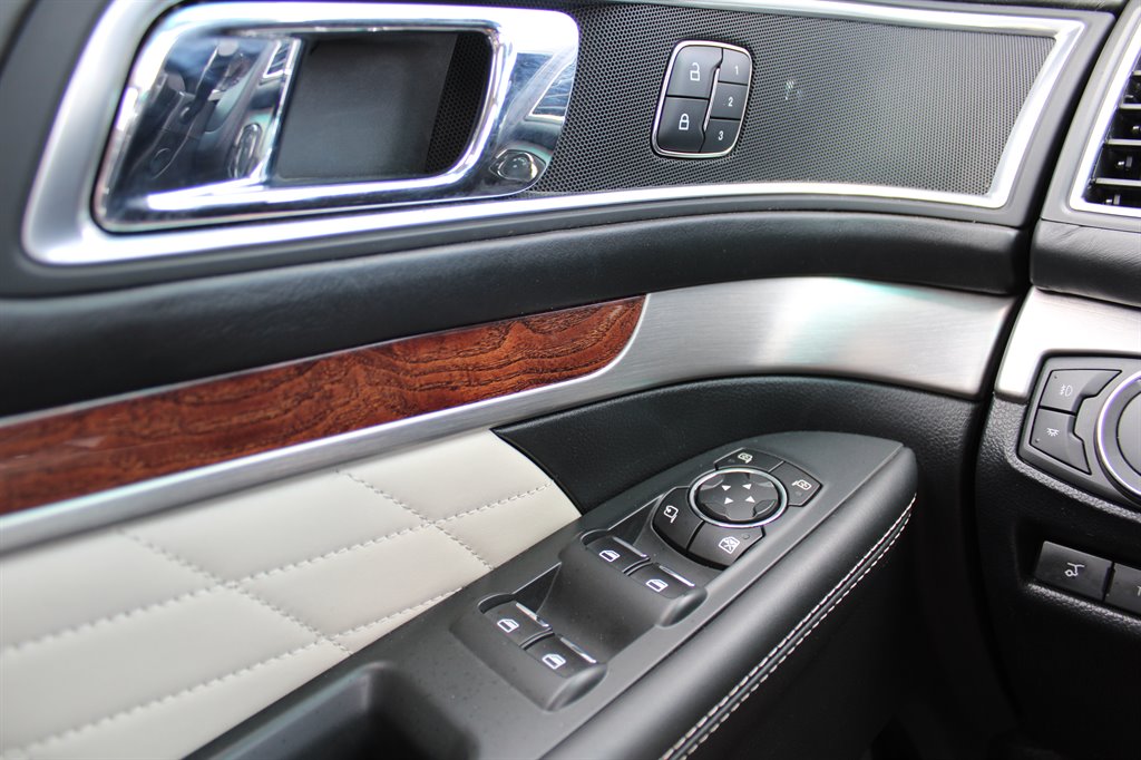 2016 Ford Explorer Platinum photo