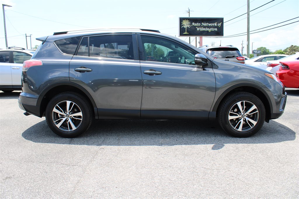 2017 Toyota RAV4 XLE photo
