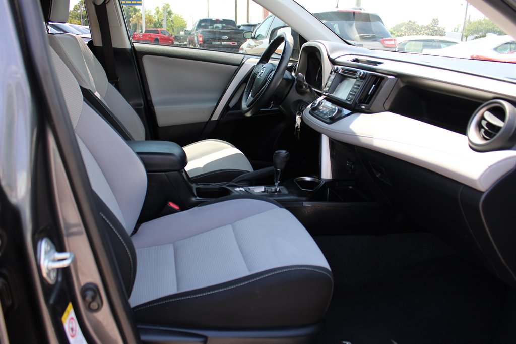 2017 Toyota RAV4 XLE photo