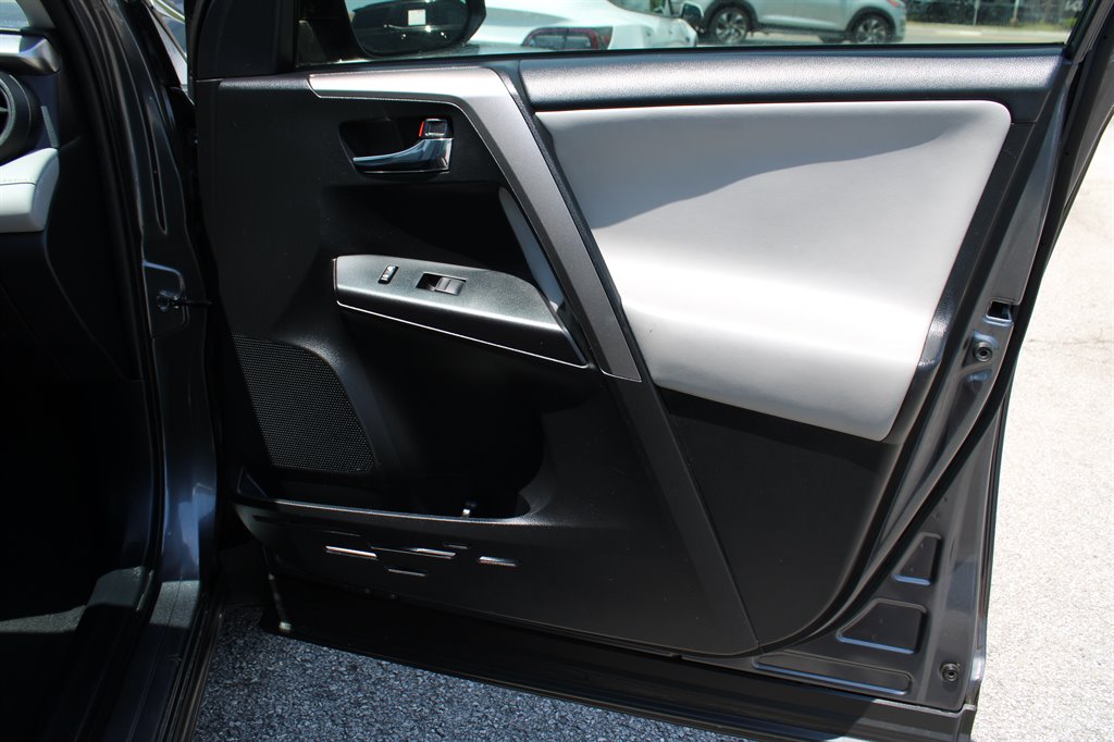 2017 Toyota RAV4 XLE photo