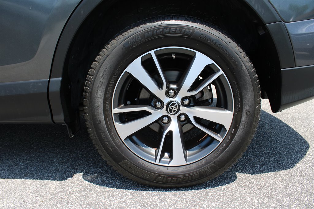 2017 Toyota RAV4 XLE photo