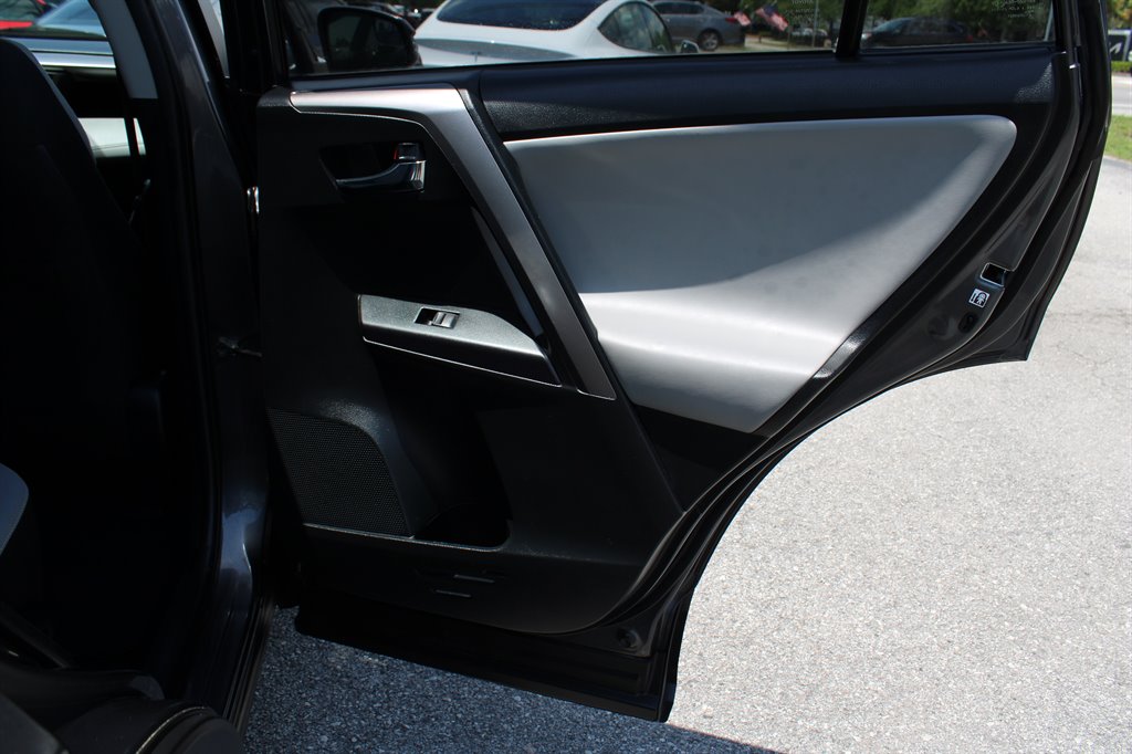 2017 Toyota RAV4 XLE photo