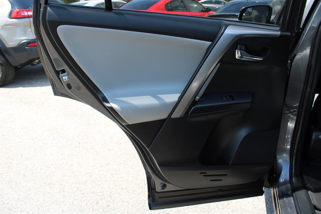 2017 Toyota RAV4 XLE photo
