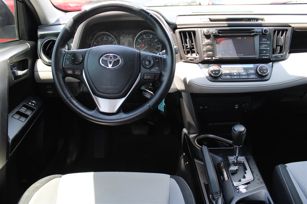 2017 Toyota RAV4 XLE photo