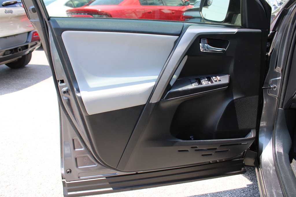 2017 Toyota RAV4 XLE photo