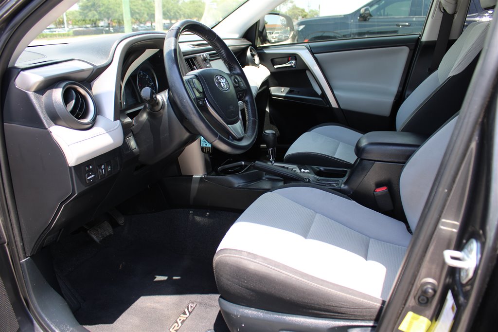 2017 Toyota RAV4 XLE photo