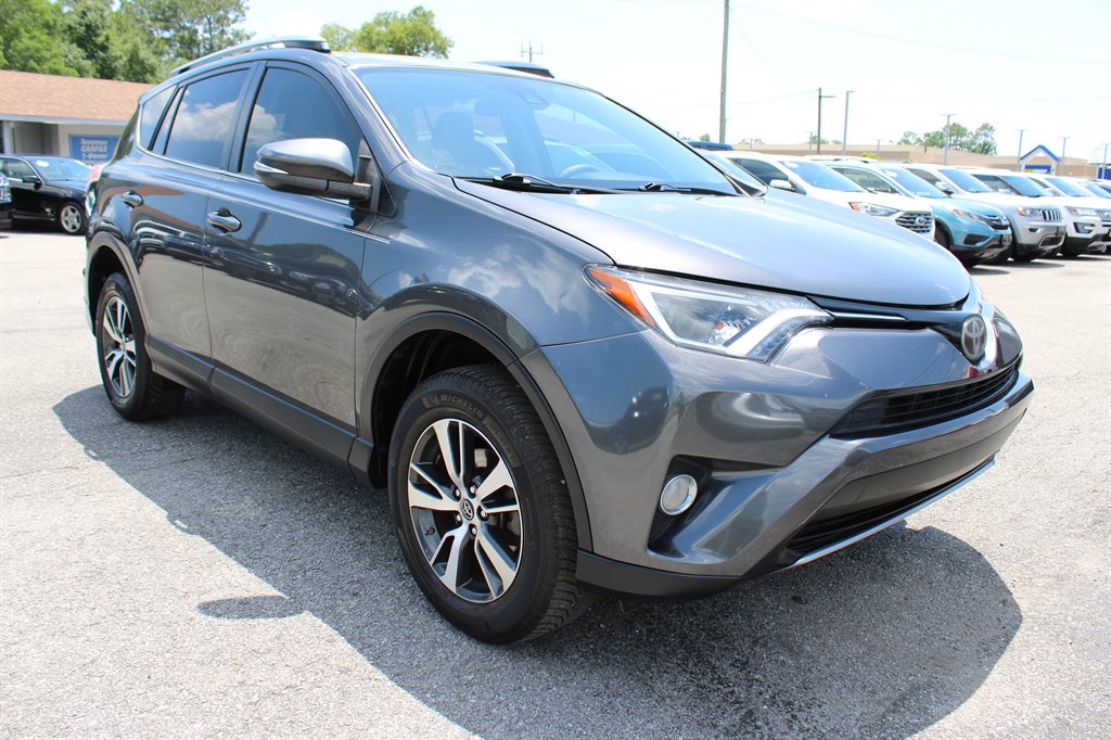 2017 Toyota RAV4 XLE photo
