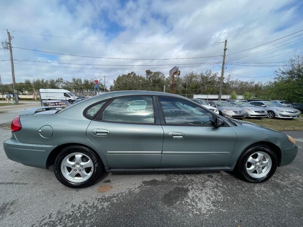 2005 Ford Taurus SE photo