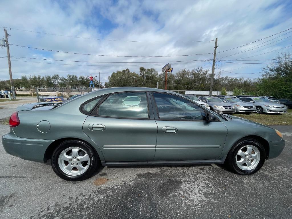 2005 Ford Taurus SE photo