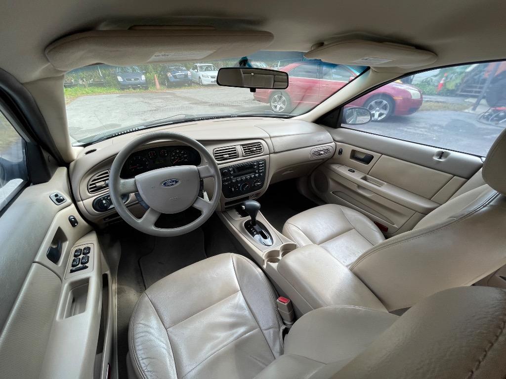 2005 Ford Taurus SE photo