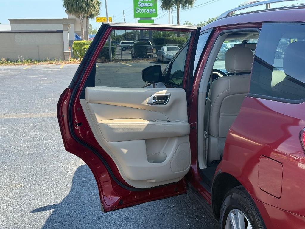 2016 Nissan Pathfinder SL photo