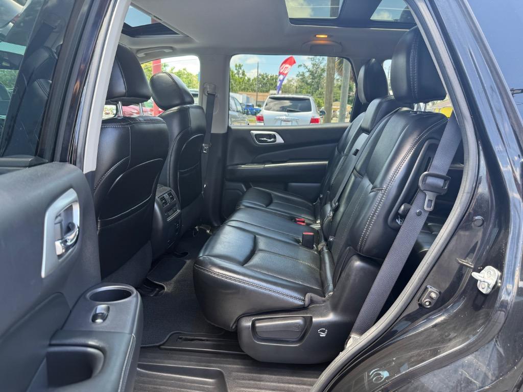2017 Nissan Pathfinder Platinum photo