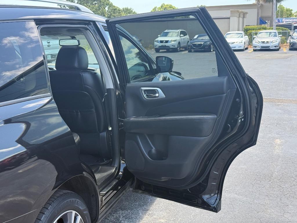 2017 Nissan Pathfinder Platinum photo
