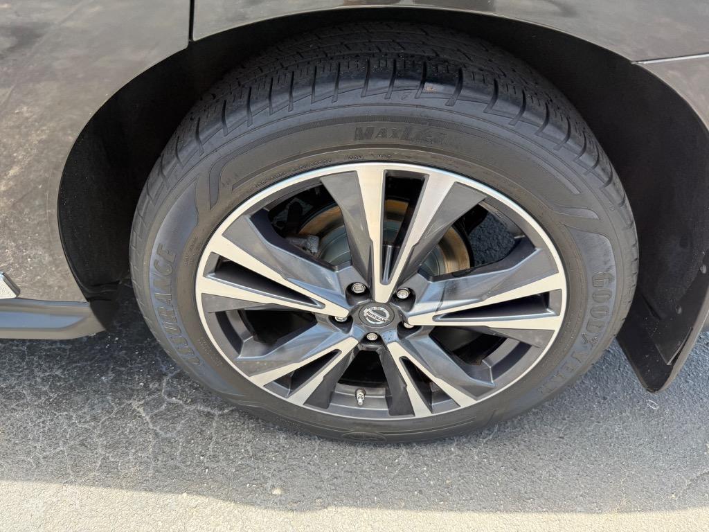 2017 Nissan Pathfinder Platinum photo
