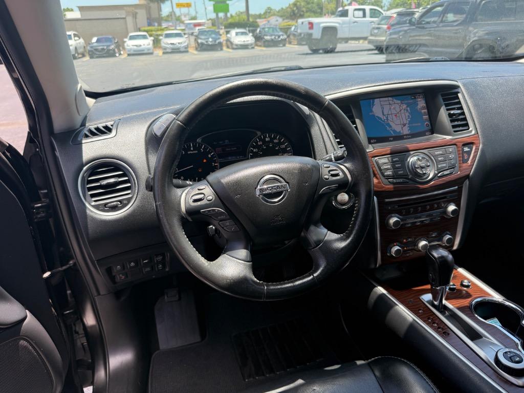2017 Nissan Pathfinder Platinum photo