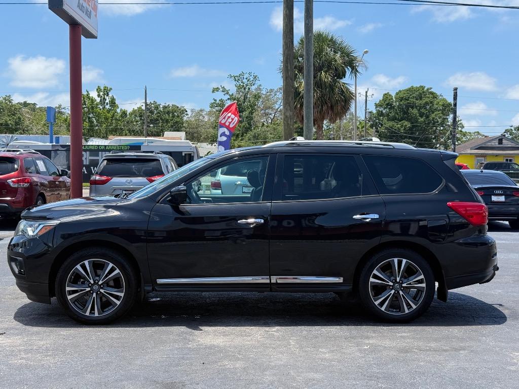 2017 Nissan Pathfinder Platinum photo