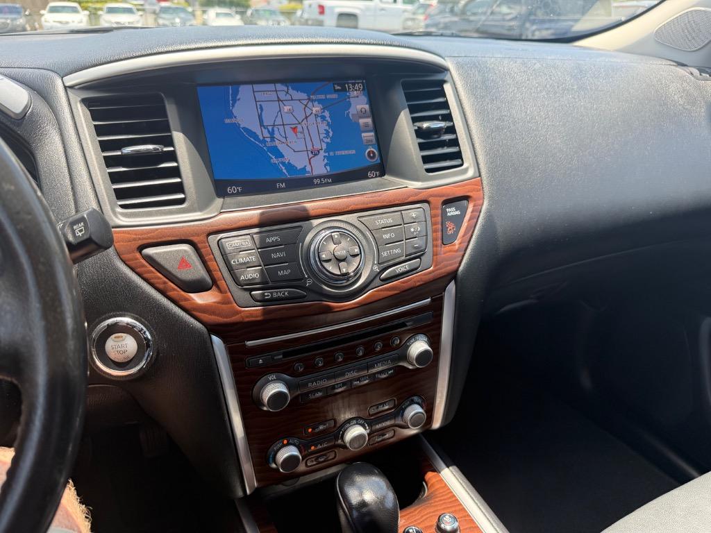 2017 Nissan Pathfinder Platinum photo