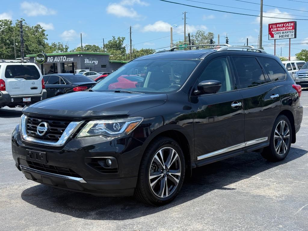 2017 Nissan Pathfinder Platinum photo