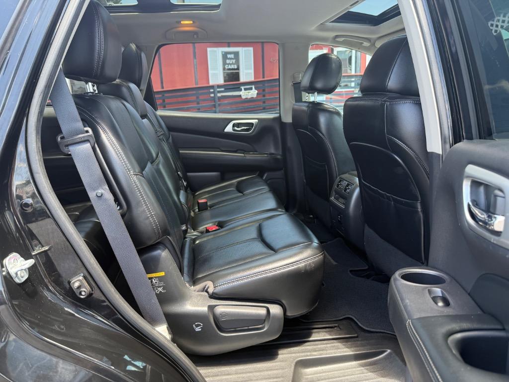 2017 Nissan Pathfinder Platinum photo