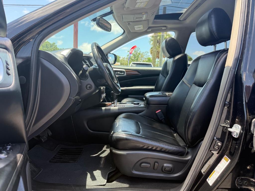 2017 Nissan Pathfinder Platinum photo
