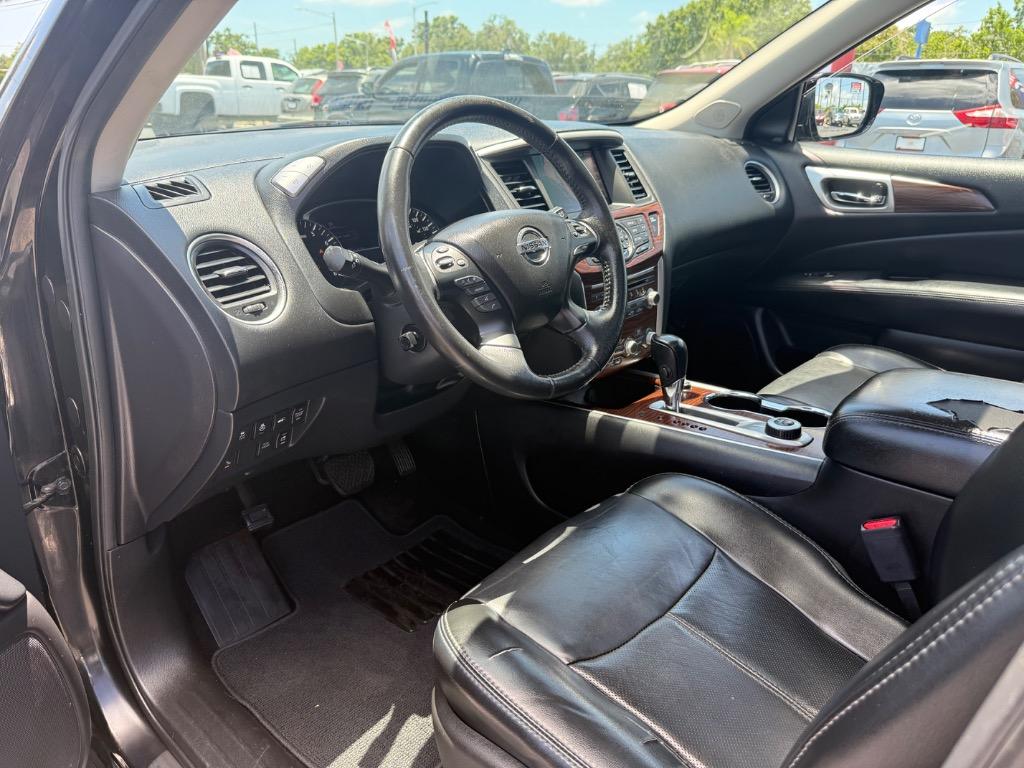 2017 Nissan Pathfinder Platinum photo