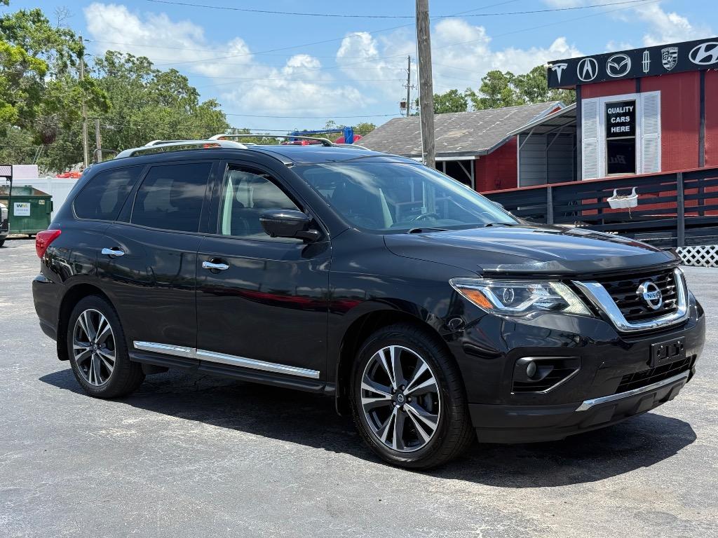 2017 Nissan Pathfinder Platinum photo