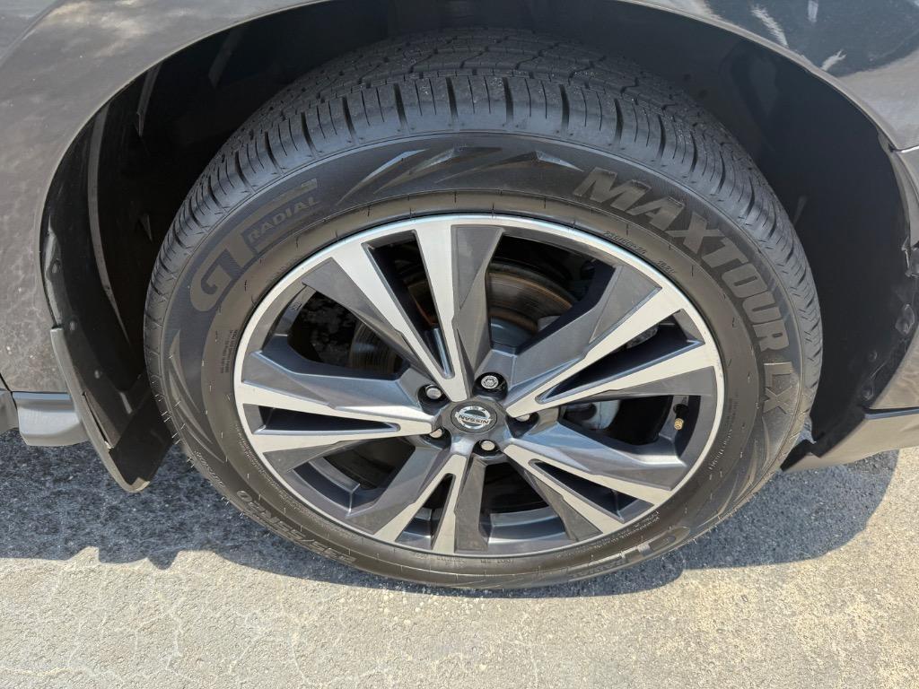 2017 Nissan Pathfinder Platinum photo
