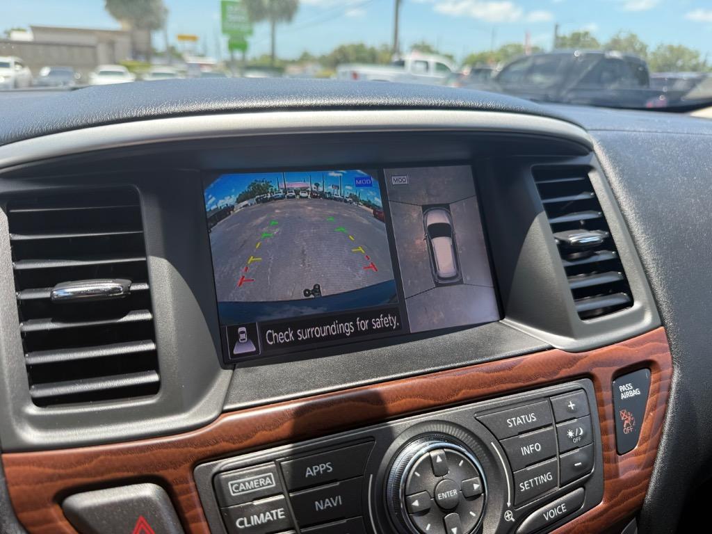 2017 Nissan Pathfinder Platinum photo
