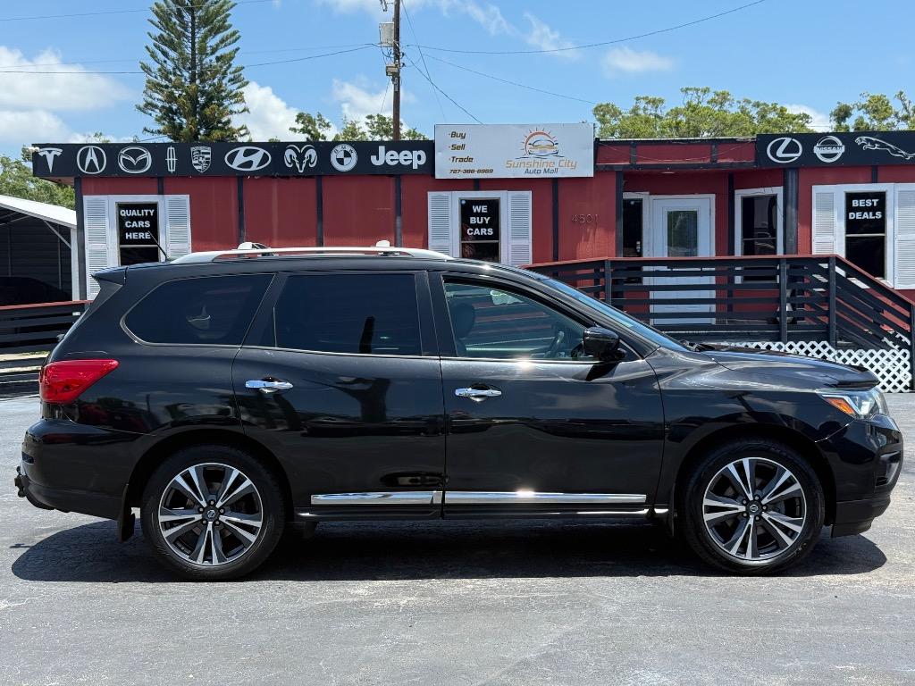 2017 Nissan Pathfinder Platinum photo