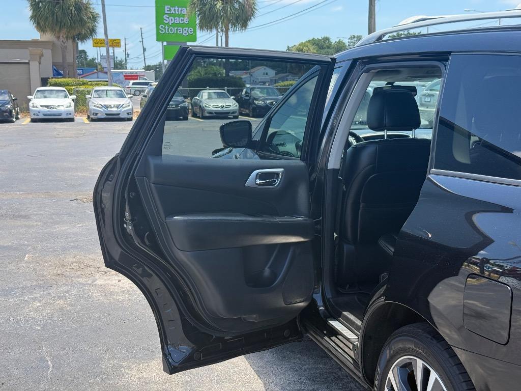 2017 Nissan Pathfinder Platinum photo