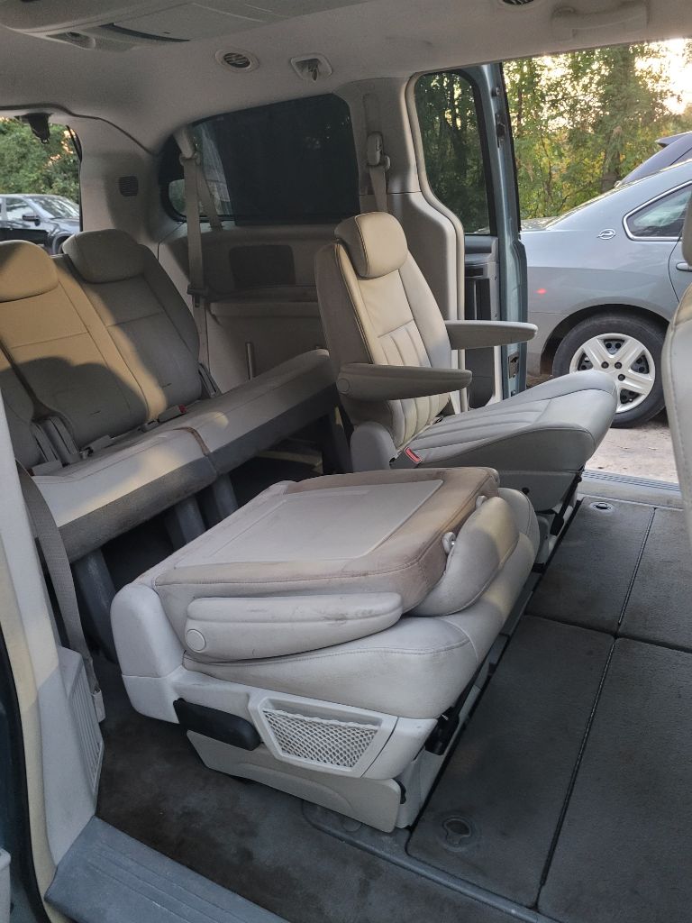 2009 Chrysler Town & Country - $2,500
