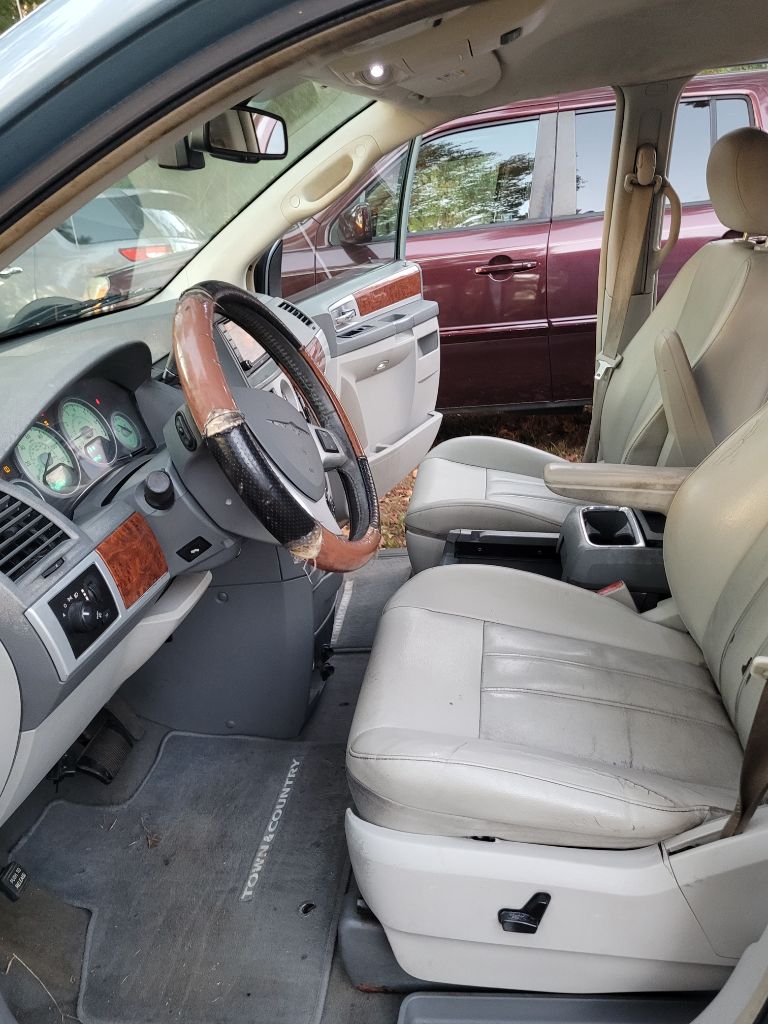 2009 Chrysler Town & Country - $2,500