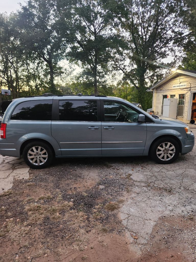 2009 Chrysler Town & Country - $2,500
