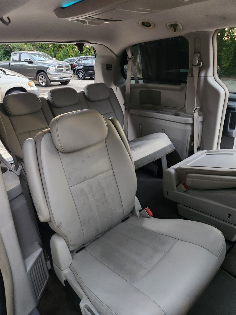 2009 Chrysler Town & Country - $2,500