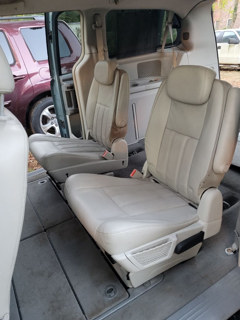 2009 Chrysler Town & Country - $2,500
