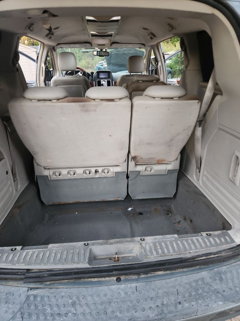 2009 Chrysler Town & Country - $2,500