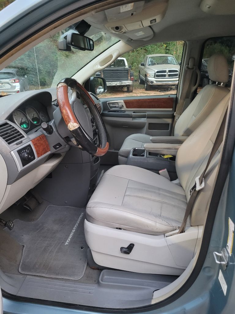 2009 Chrysler Town & Country - $2,500